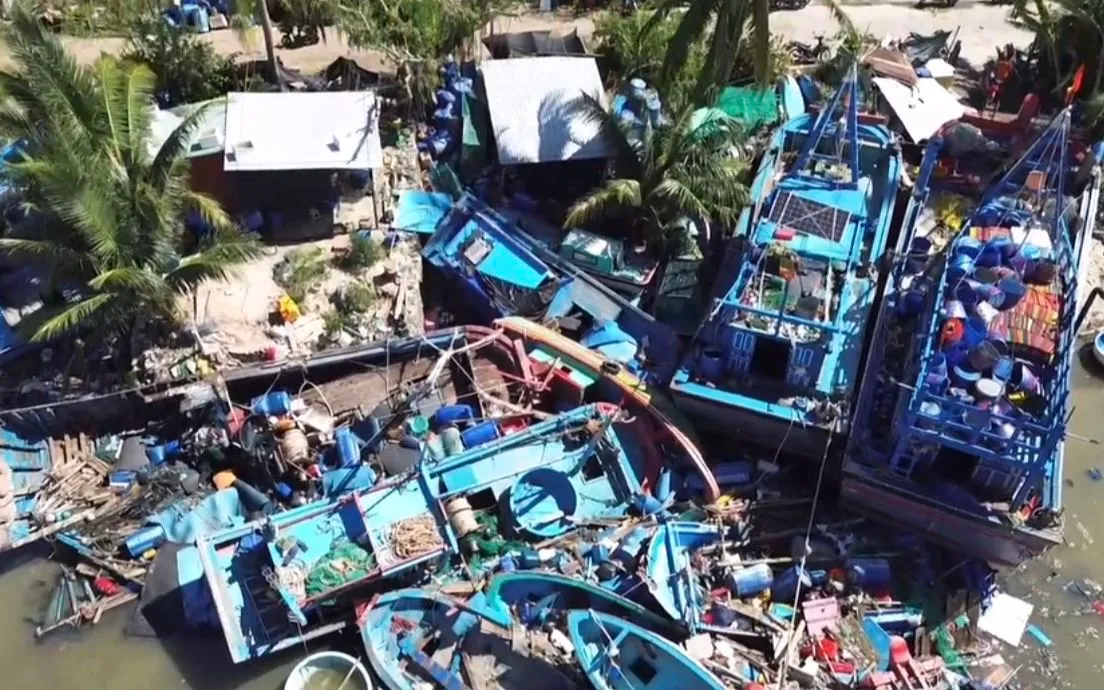 Tàu thuyền của bà con ngư dân bị hư hỏng nặng.