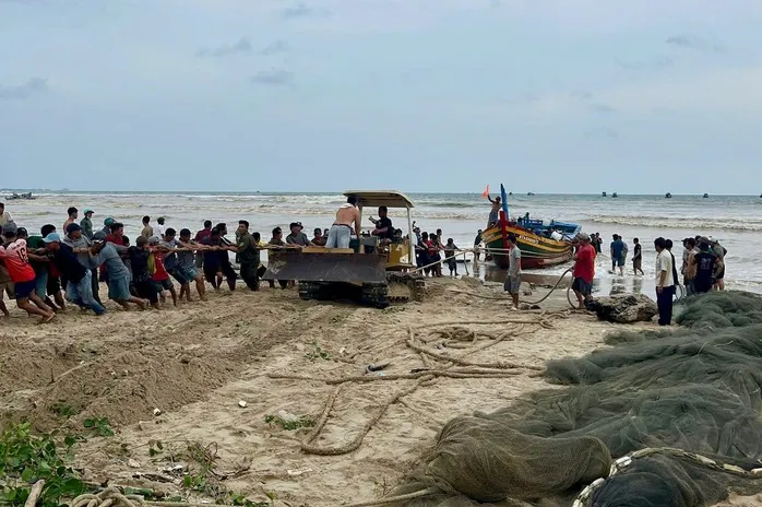 Liên tiếp 8 tàu cá tại Lâm Đồng bị sóng lớn đánh chìm - Ảnh 2.