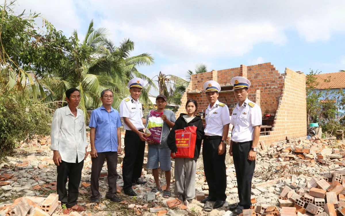 Bộ Tư lệnh Vùng 4 Hải quân đã đến thăm, động viên và tặng quà hỗ trợ bà con bị ảnh hưởng thiệt hại sau bão số 13 tại Đắk Lắk.