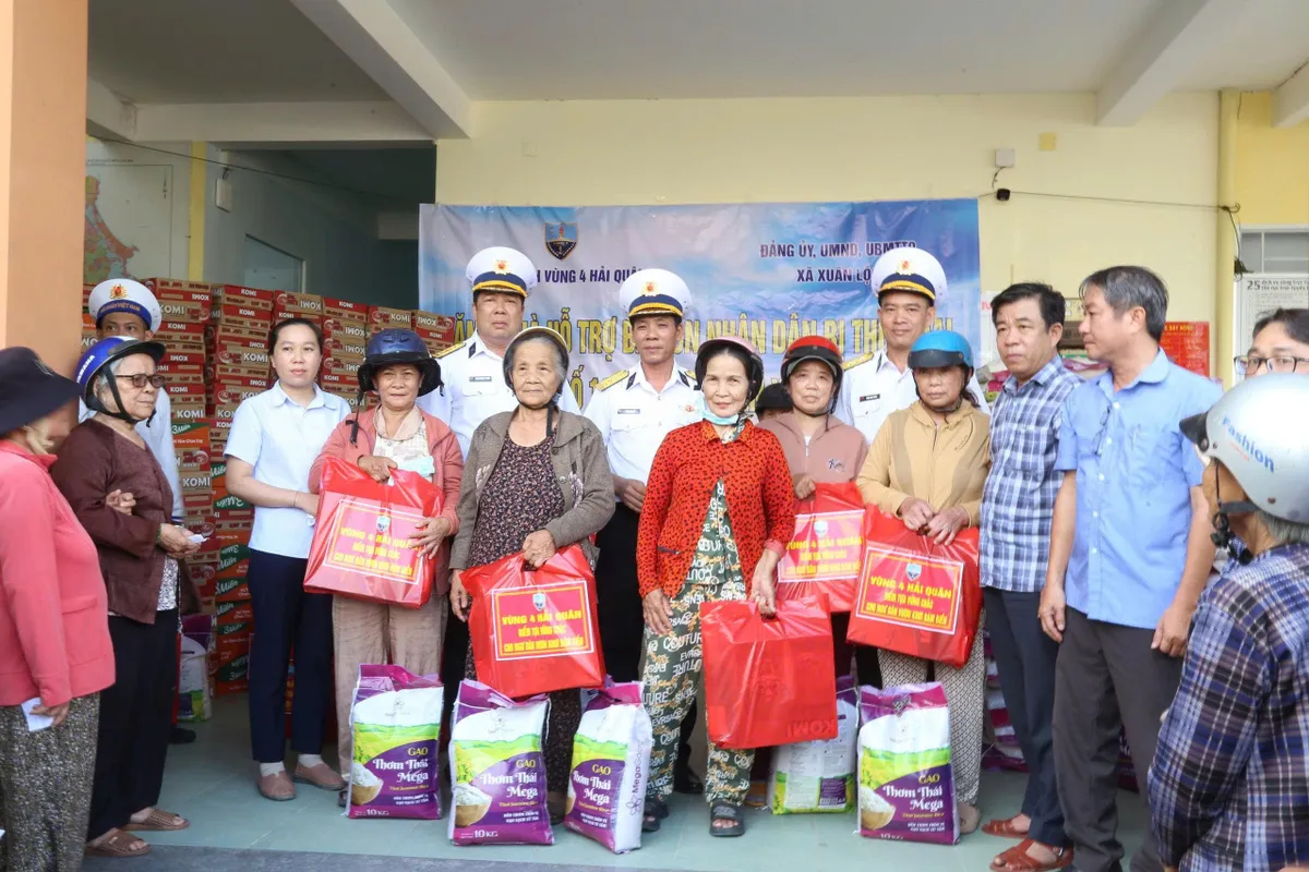 Vùng 4 Hải quân trao 400 suất quà, hỗ trợ người dân Đắk Lắk khắc phục hậu quả bão số 13 - Ảnh 2.