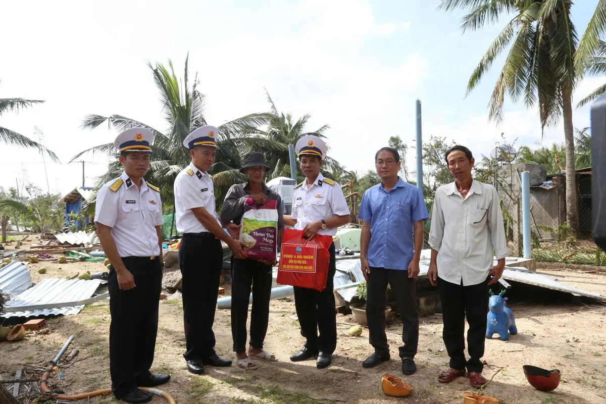 Vùng 4 Hải quân trao 400 suất quà, hỗ trợ người dân Đắk Lắk khắc phục hậu quả bão số 13 - Ảnh 1.