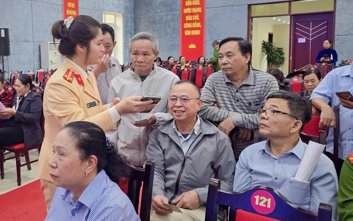 Các tổ công tác gồm CSGT, CSKV đến từng địa bàn hỗ trợ, hướng dẫn nhân dân khai báo, làm sạch dữ liệu.