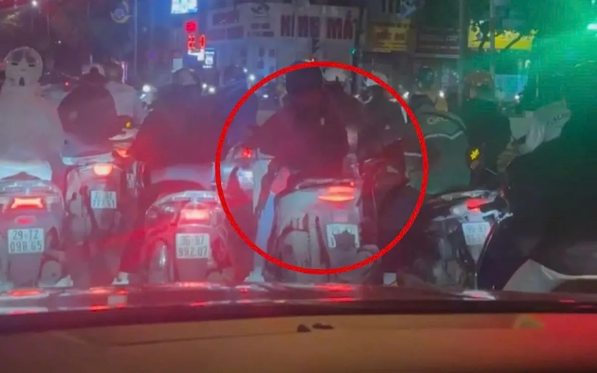 Hình ảnh thanh niên dùng khẩu trang che biển số khi tham gia giao thông.