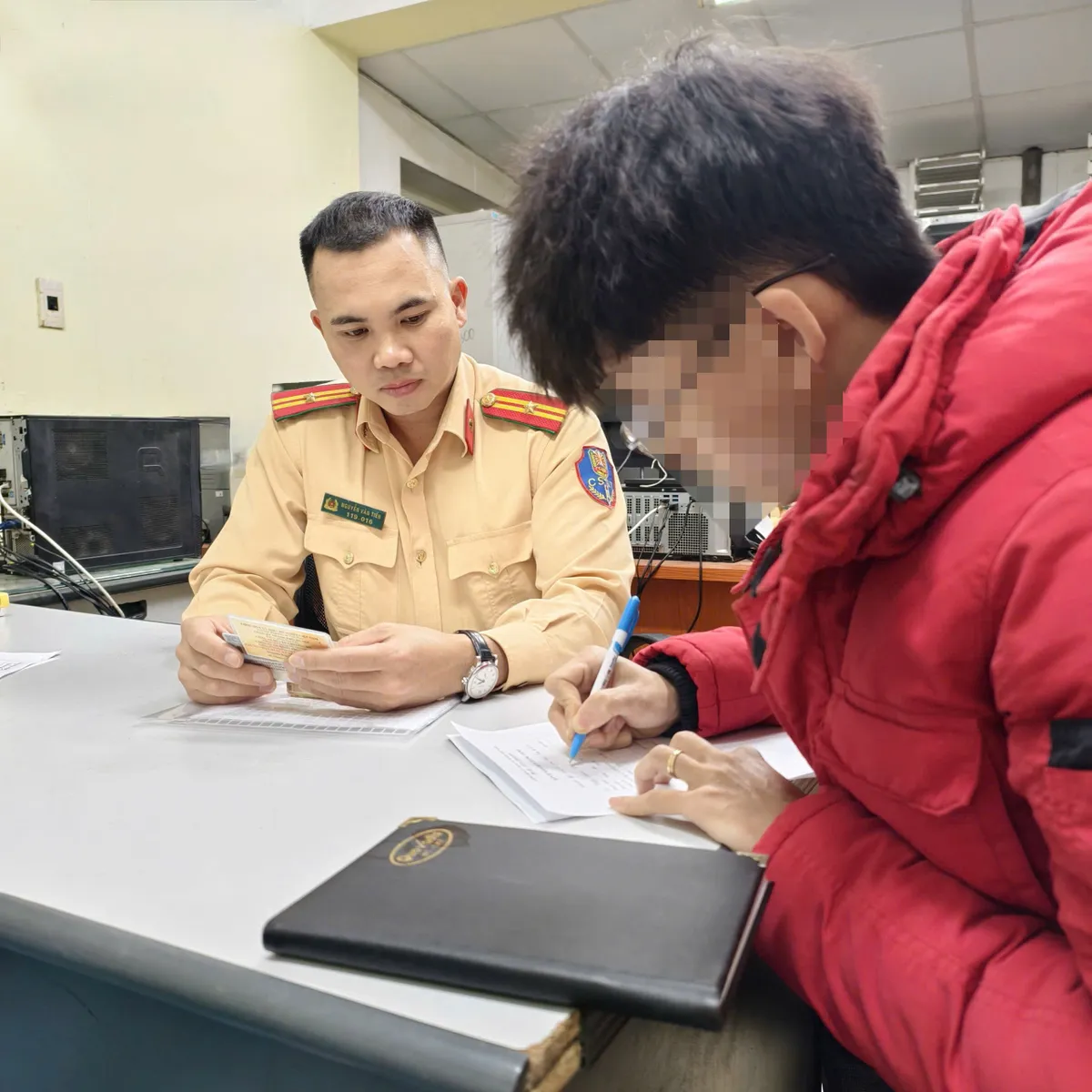 CSGT Hà Nội xử phạt nam thanh niên dùng khẩu trang che biển số xe, không có GPLX - Ảnh 1.
