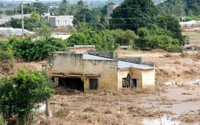 Nhiều nhà dân bị ngập sâu trong bùn đất do vỡ hồ chứa trên núi Tân Lai (xã Tuy Phong, Lâm Đồng). (Ảnh: Nguyễn Thanh/TTXVN)