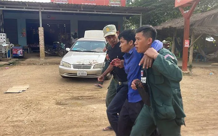 Phía Campuchia công bố hình ảnh dân thường bị thương trong vụ nổ súng ở khu vực biên giới tranh chấp với Thái Lan vào chiều 12/11/2025 (Ảnh: Khmer Times)