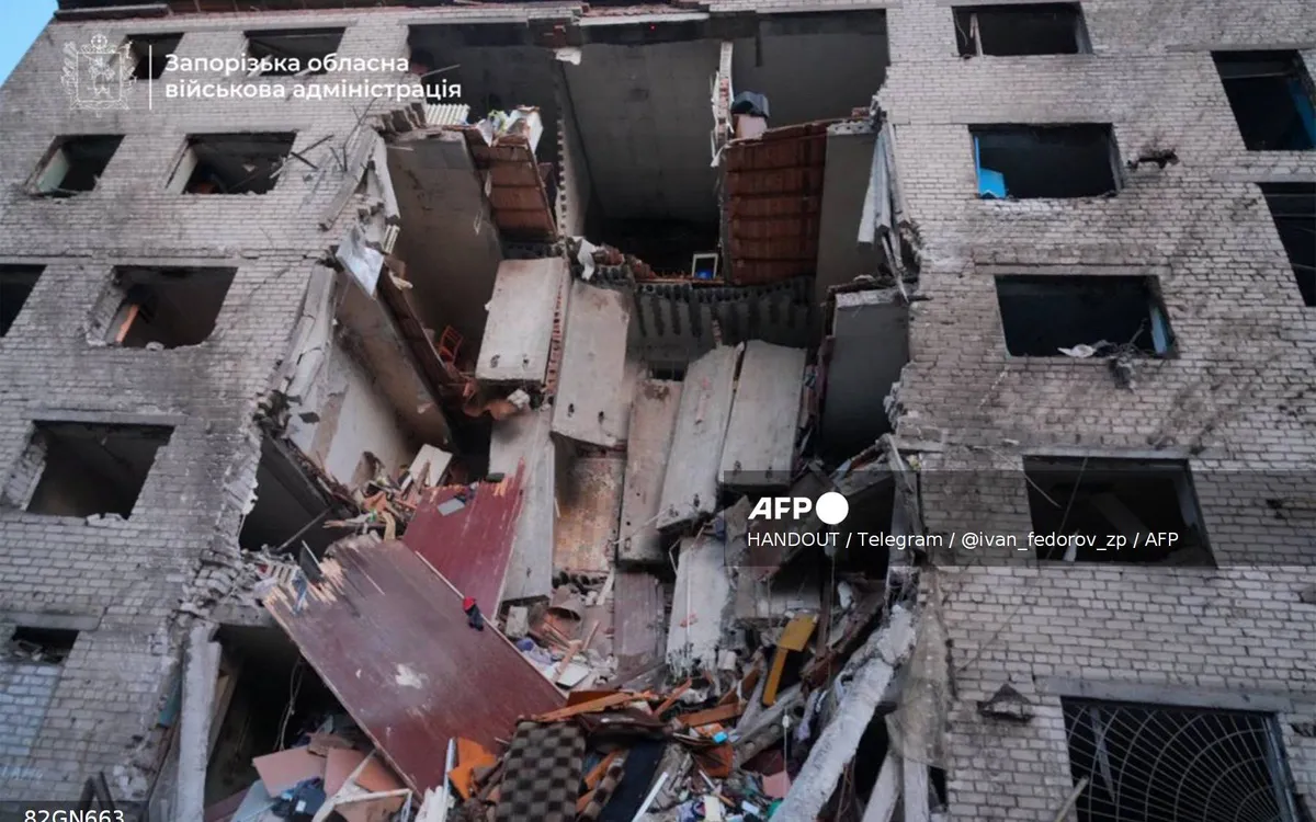 Tòa nhà bị hư hại nặng nề sau một cuộc tấn công của lực lượng Nga tại Zaporizhzhia hồi tháng 10/2025 (Ảnh: AFP)