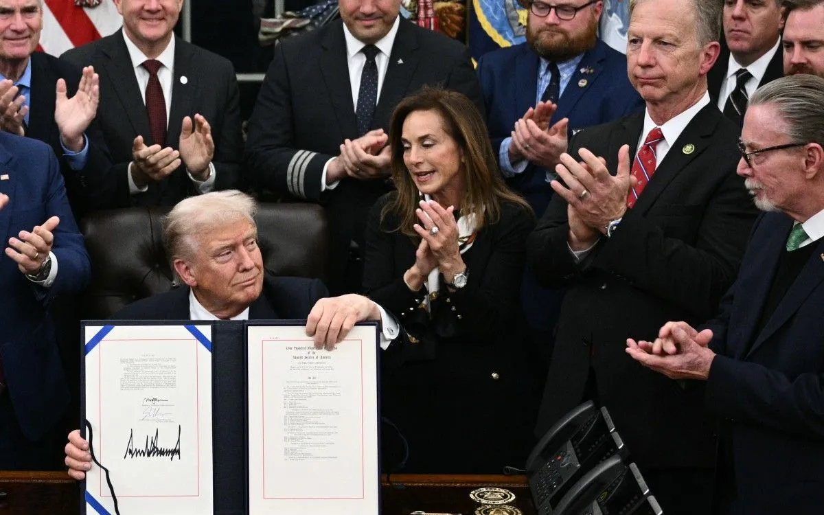 Tổng thống Mỹ Donald Trump ký dự luật chi tiêu để mở cửa lại chính phủ liên bang, tại Phòng Bầu dục của Nhà Trắng ở Washington, DC, ngày 12/11/2025 (Ảnh: AFP)