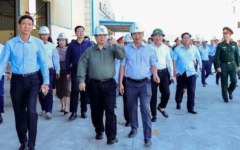 Thủ tướng thăm các doanh nghiệp thiệt hại do bão 13 tại Khu Kinh tế Nhơn Hội - Ảnh: VGP/Nhật Bắc