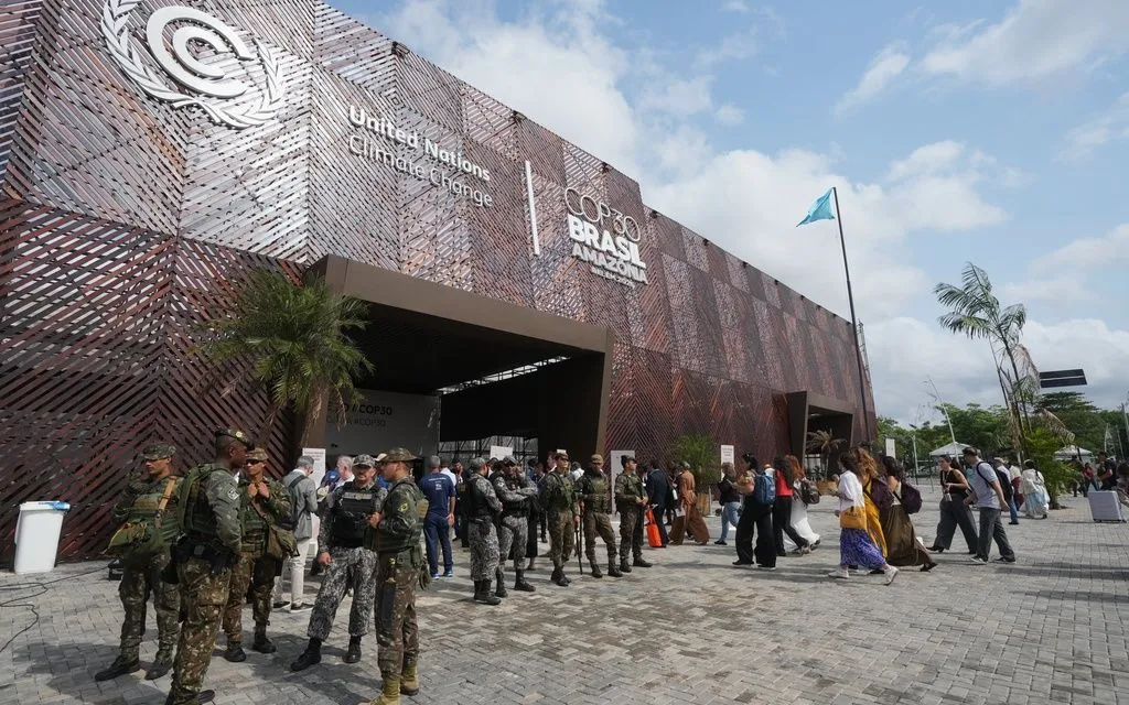 Lực lượng an ninh tuần tra bên ngoài địa điểm COP30 tại Belem, Brazil, ngày 13/11/2025 (Ảnh: AP)