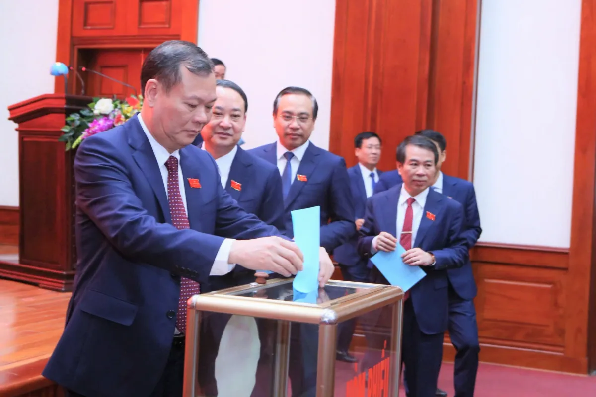 &Ocirc;ng Trần Huy Tuấn được bầu l&agrave;m Chủ tịch UBND tỉnh Ninh B&igrave;nh- Ảnh 1.