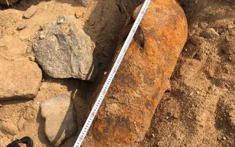 Phát hiện quả bom tại khu vực suối Tân Lai, thôn 2, xã Tuy Phong, Lâm Đồng. (Nguồn: Báo Lâm Đồng)