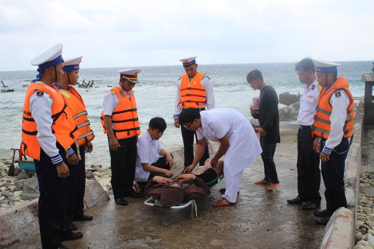 Đặc khu Trường Sa cấp cứu kịp thời ngư dân bị giảm áp do lặn sâu- Ảnh 1.