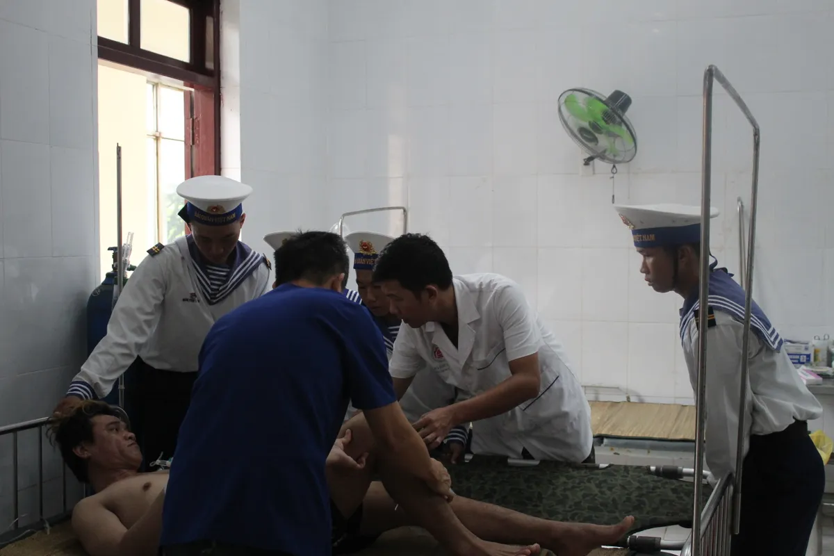 Đặc khu Trường Sa cấp cứu kịp thời ngư dân bị giảm áp do lặn sâu- Ảnh 2.