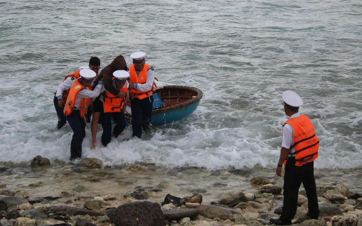 CBCS đảo Song Tử Tây Tiếp nhận bệnh nhân từ tàu vào đảo.