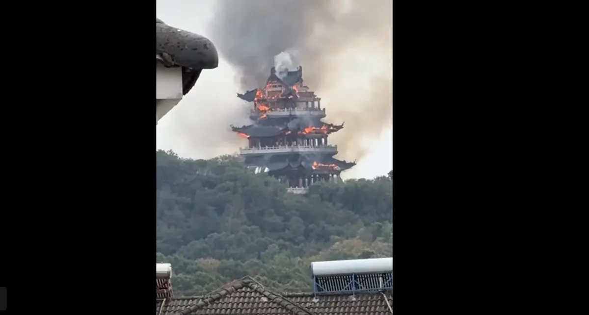 Hỏa hoạn bao trùm ngôi chùa nghìn năm tuổi ở Trung Quốc- Ảnh 1. Hỏa hoạn bao trùm ngôi chùa nghìn năm tuổi ở Trung Quốc- Ảnh 1.