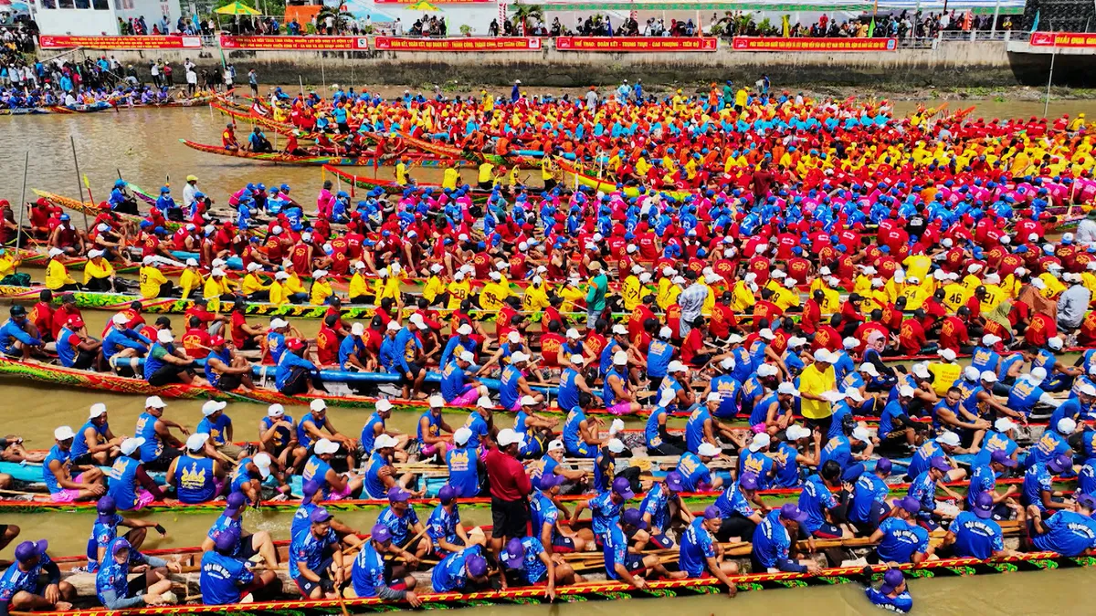 Ngày hội Đua Ghe Ngo - Dòng chảy di sản Khmer Nam Bộ qua bao thế hệ- Ảnh 3.