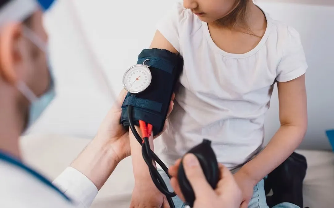 Nhiều trẻ có tình trạng tăng huyết áp “bị che giấu” không được phát hiện khi khám tại phòng khám (Ảnh: Getty Images)