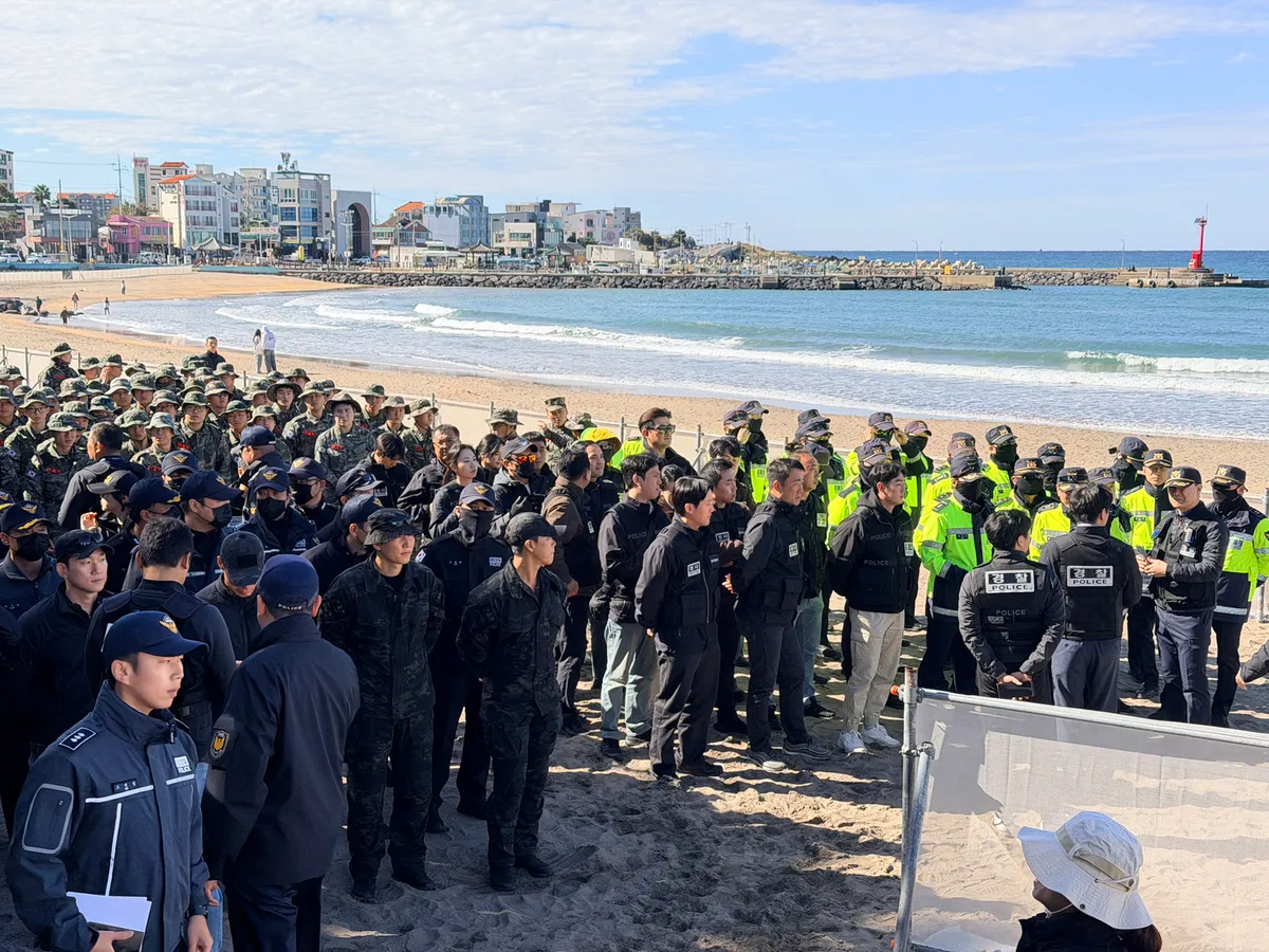 Phát hiện nhiều gói ma túy ketamine trôi dạt vào đảo du lịch Jeju (Hàn Quốc) - Ảnh 1.