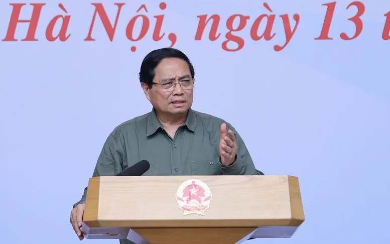 Ngay sau khi trở về Hà Nội sau chuyến đi thực tế, động viên cấp ủy, chính quyền, người dân, doanh nghiệp bị thiệt hại do bão số 13 tại tỉnh Gia Lai, Thủ tướng Phạm Minh Chính đã chủ trì hội nghị trực tuyến khắc phục hậu quả thiên tai, khôi phục sản xuất kinh doanh và ổn định đời sống nhân dân tại khu vực miền Trung - Ảnh: VGP