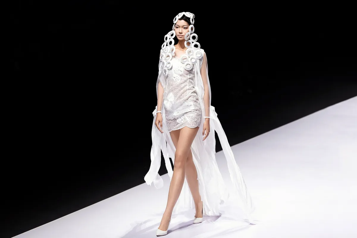 Quán quân Mai Hoa gặp sự cố trong lần đầu trình diễn tại Tuần lễ Thời trang Quốc tế Việt Nam - Ảnh 3.