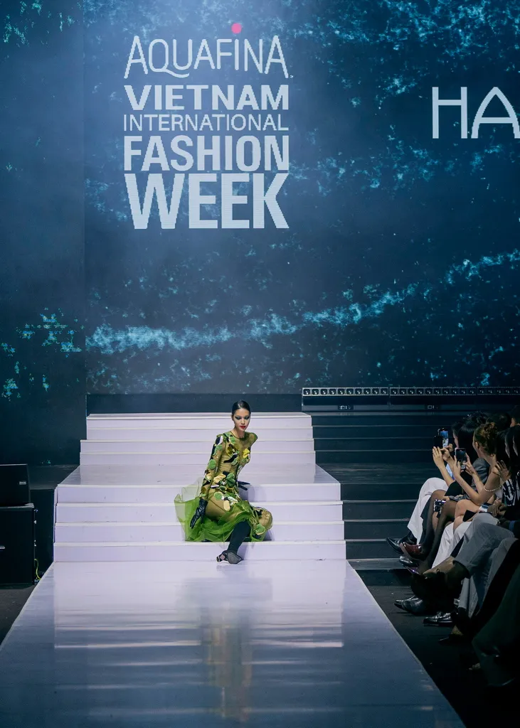 Quán quân Mai Hoa gặp sự cố trong lần đầu trình diễn tại Tuần lễ Thời trang Quốc tế Việt Nam - Ảnh 1.