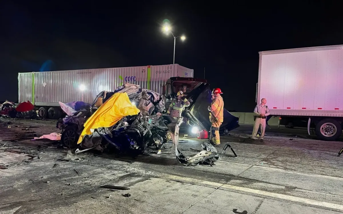 Vụ tai nạn xe đầu kéo chết người ở California hồi tháng 10/2025 đã khiến chính quyền liên bang chỉ trích việc cấp bằng lái xe cho những người nhập cư (Ảnh: AP)