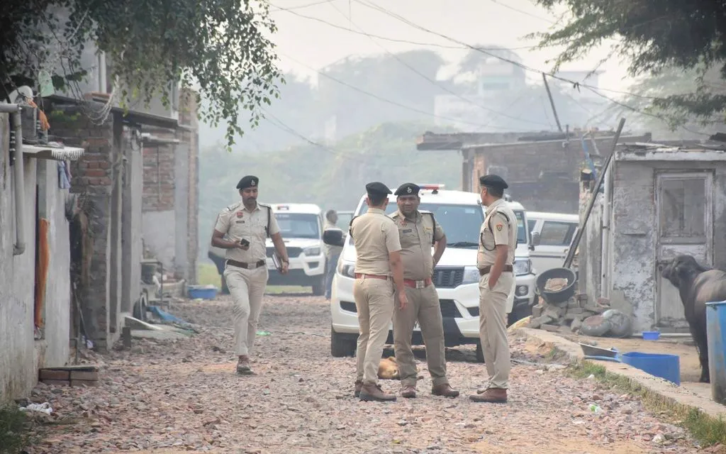 Lực lượng an ninh đứng bên ngoài một ngôi nhà ở Faridabad, ngoại ô New Delhi, ngày 10/11/2025. (Ảnh: AP)