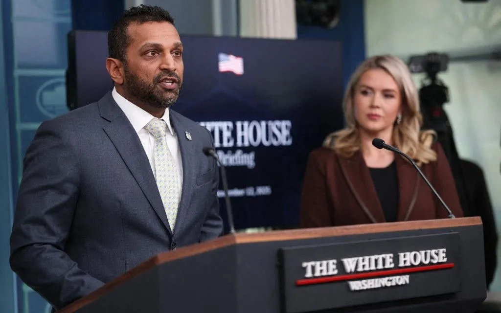 Giám đốc Cục Điều tra Liên bang Kash Patel (trái) phát biểu tại cuộc họp báo ở Nhà Trắng, ngày 12/11/2025 (Ảnh: Getty Images/AFP)