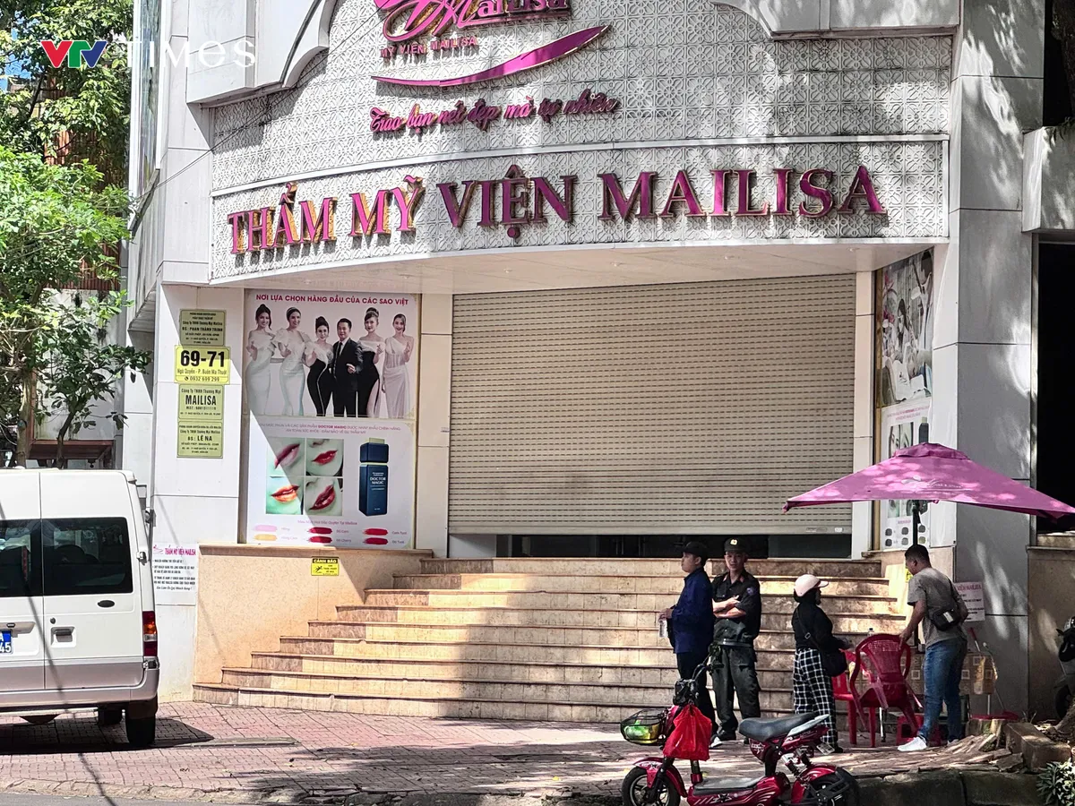 Lực lượng Công an xuất hiện trước thẩm mỹ viện Mailisa- Ảnh 2. Lực lượng Công an xuất hiện trước thẩm mỹ viện Mailisa- Ảnh 2.