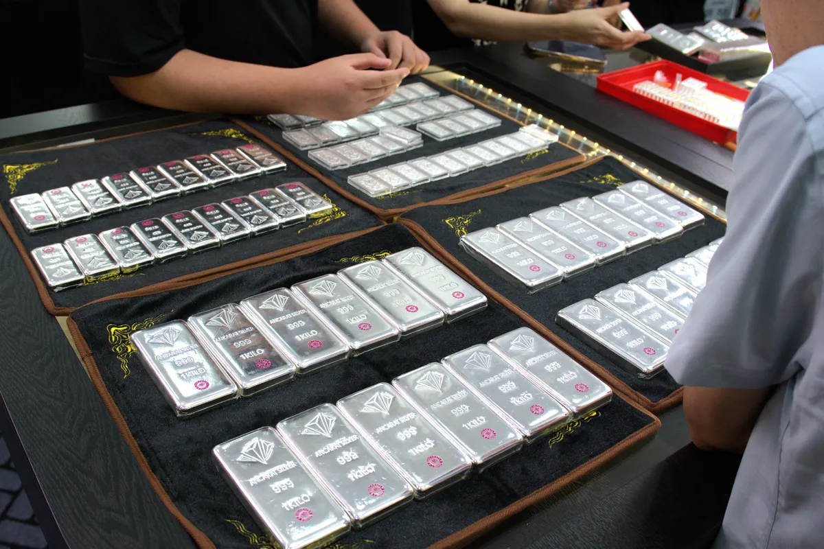 Giá vàng tăng gần 2 triệu đồng/lượng   - Ảnh 2.