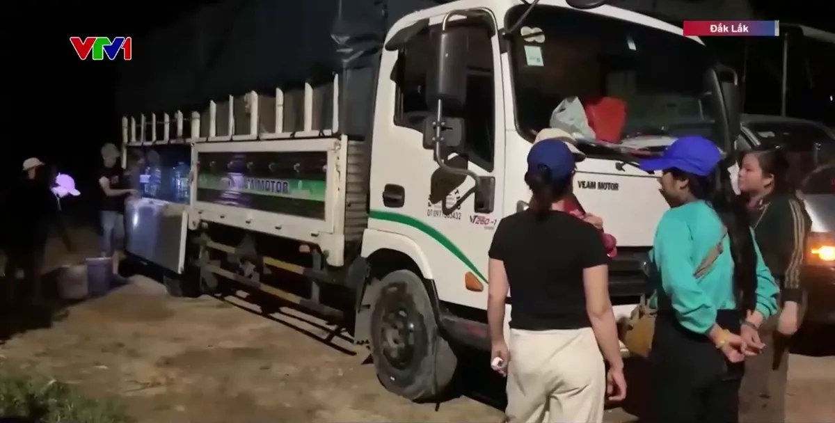 Đưa nước sạch đến người dân sau bão lũ- Ảnh 2.