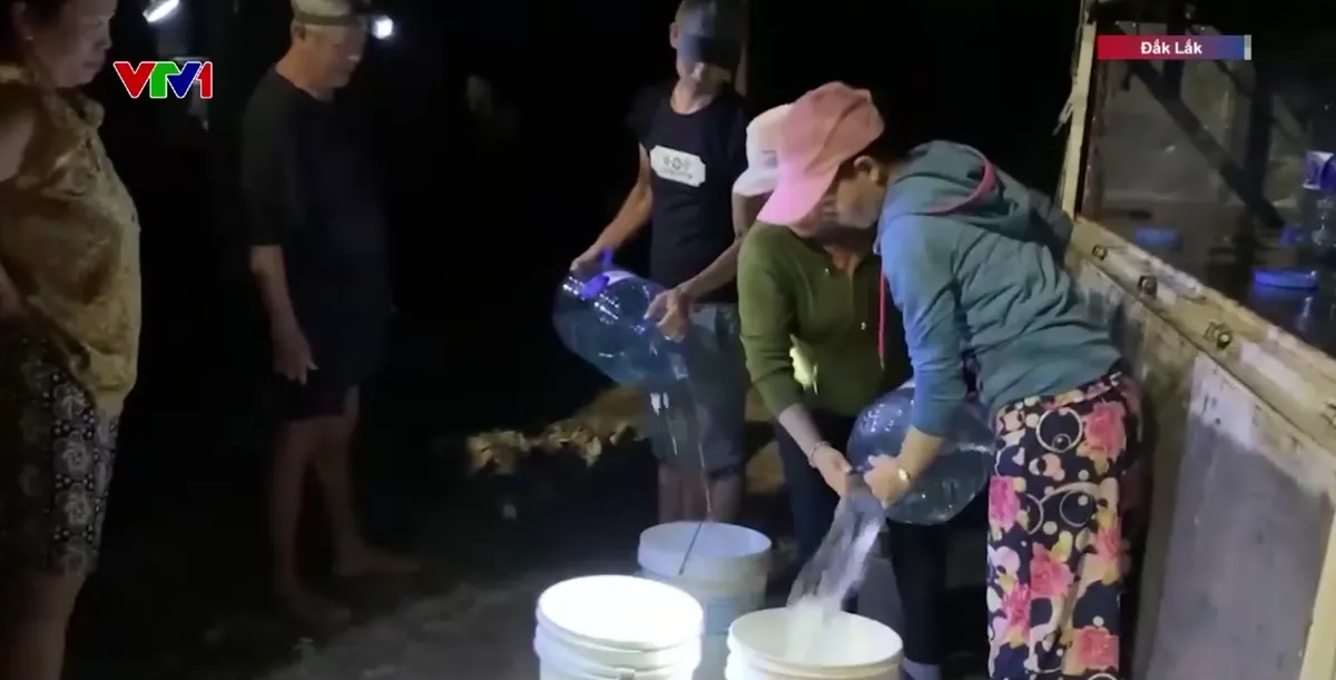 Đưa nước sạch đến người dân sau bão lũ- Ảnh 1.