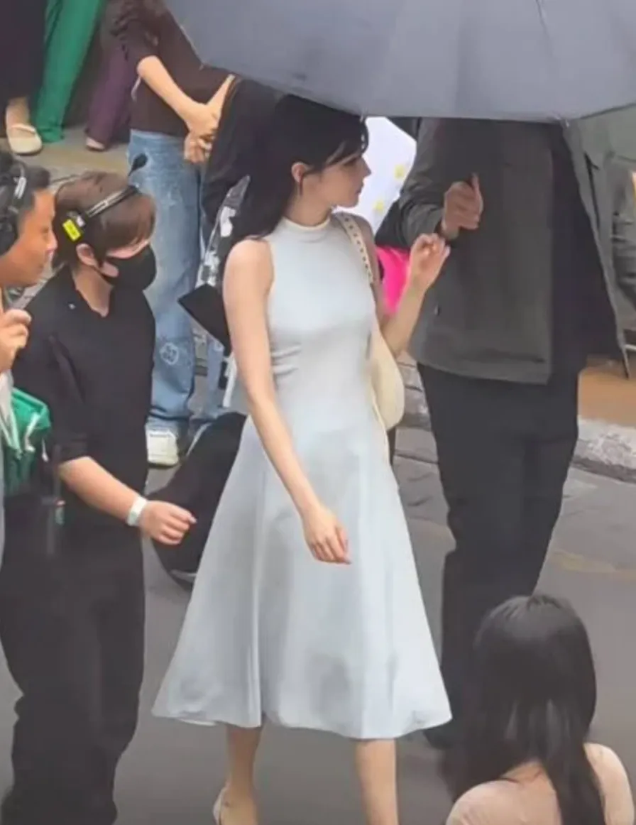 Địch Lệ Nhiệt Ba gặp vấn đề sức khỏe nghiêm trọng - Ảnh 1.