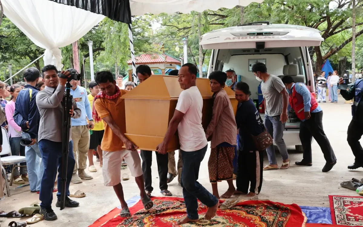 Người dân khiêng quan tài ông Dy Nay tại làng Prey Chan, tỉnh Banteay Meanchey, ngày 13/11 (Ảnh: AKP/AP)
