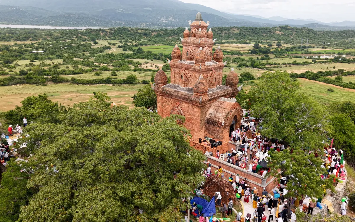 Mùa hội giữa miền nắng gió.