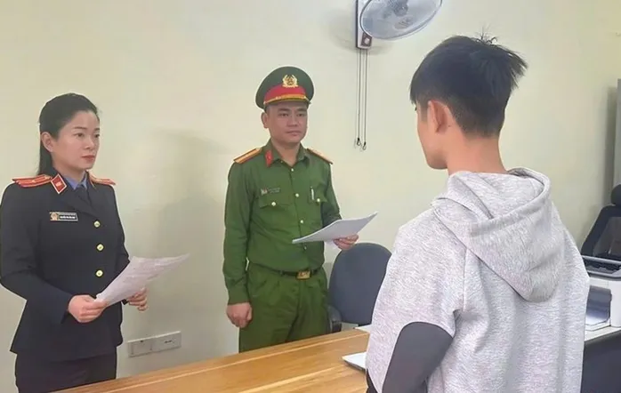 Rủ bạn lẻn vào nhà dân trộm xe máy, nam sinh lớp 12 bị khởi tố  - Ảnh 1.
