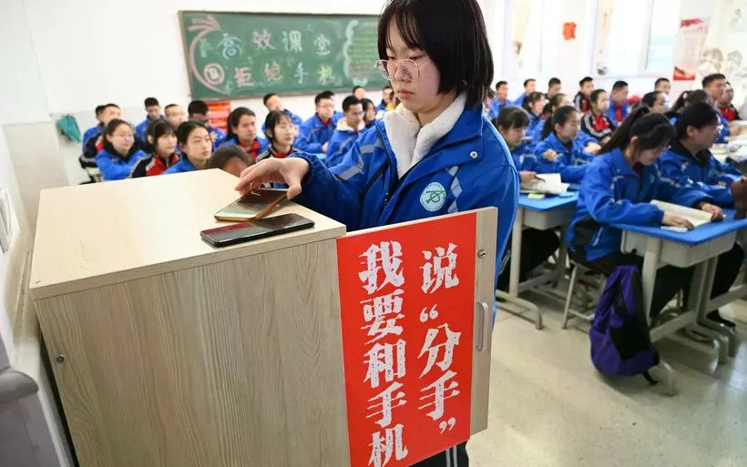 Điện thoại di động chính thức bị cấm đối với học sinh tiểu học và trung học cơ sở trên khắp Trung Quốc, trừ những trường hợp đặc biệt (Ảnh: VCG)