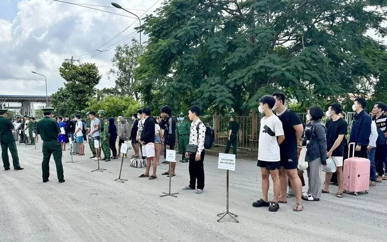 Tiếp nhận 57 công dân Việt Nam do Campuchia trao trả, trong đó 3 người bị truy nã - Ảnh 1.
