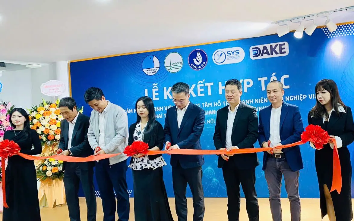 Các đại biểu cắt băng khai trương “Không gian sáng tạo trẻ” tại Đại học Quốc gia Hà Nội. 