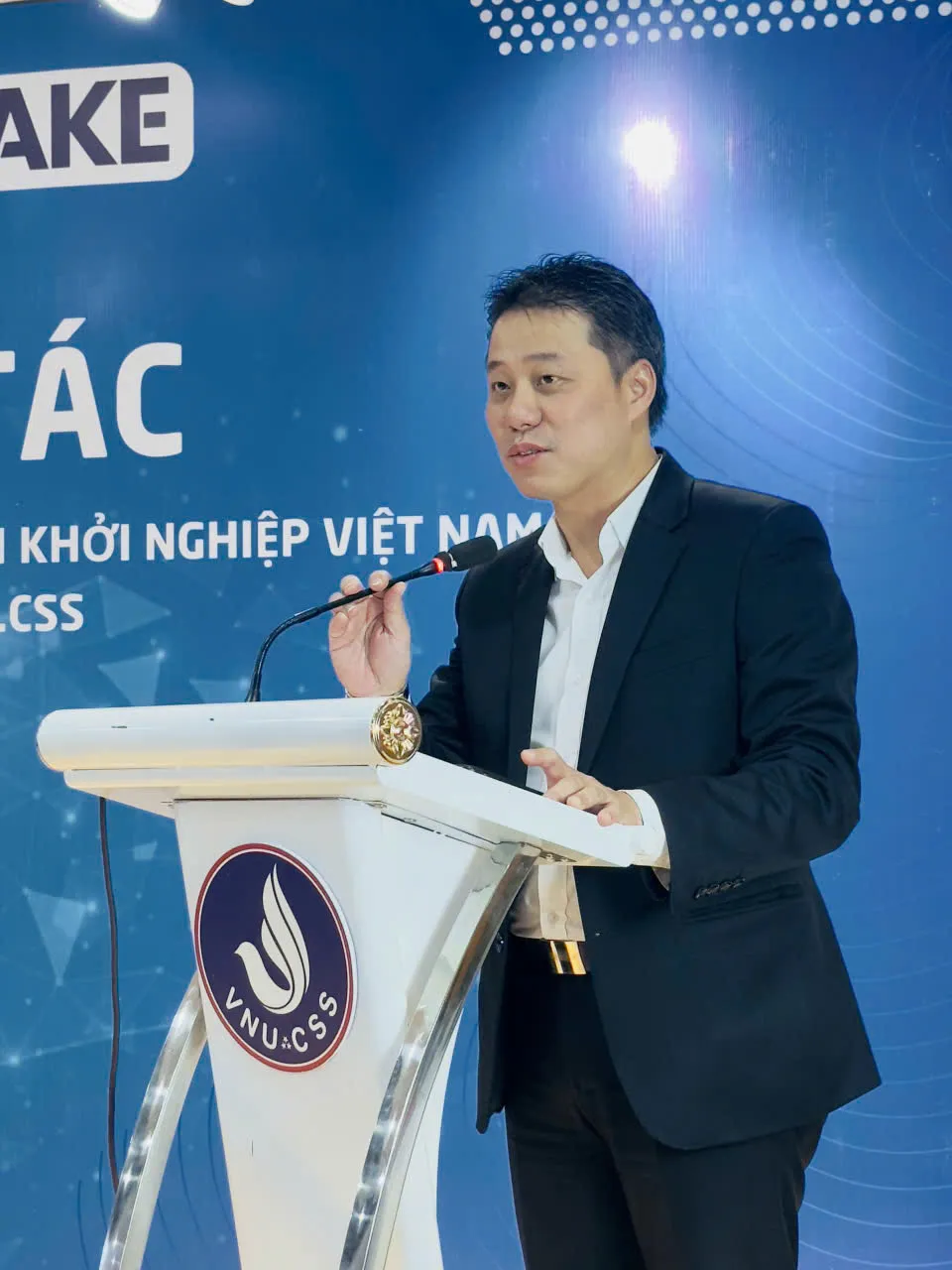 Trao 5 tỷ đồng Học bổng “Khởi nghiệp kinh tế số” cho Đại học Quốc gia Hà Nội- Ảnh 4.