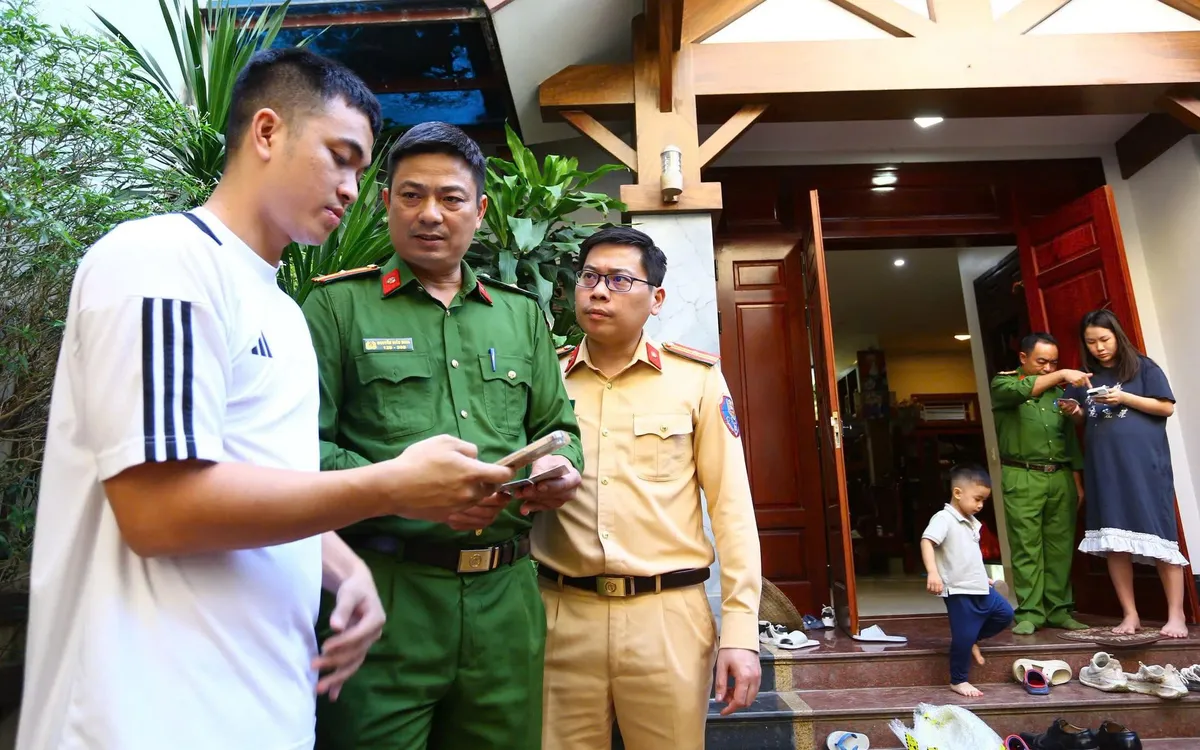 Công an thành lập các tổ công tác đến từng nhà tuyên truyền, hướng dẫn người dân.