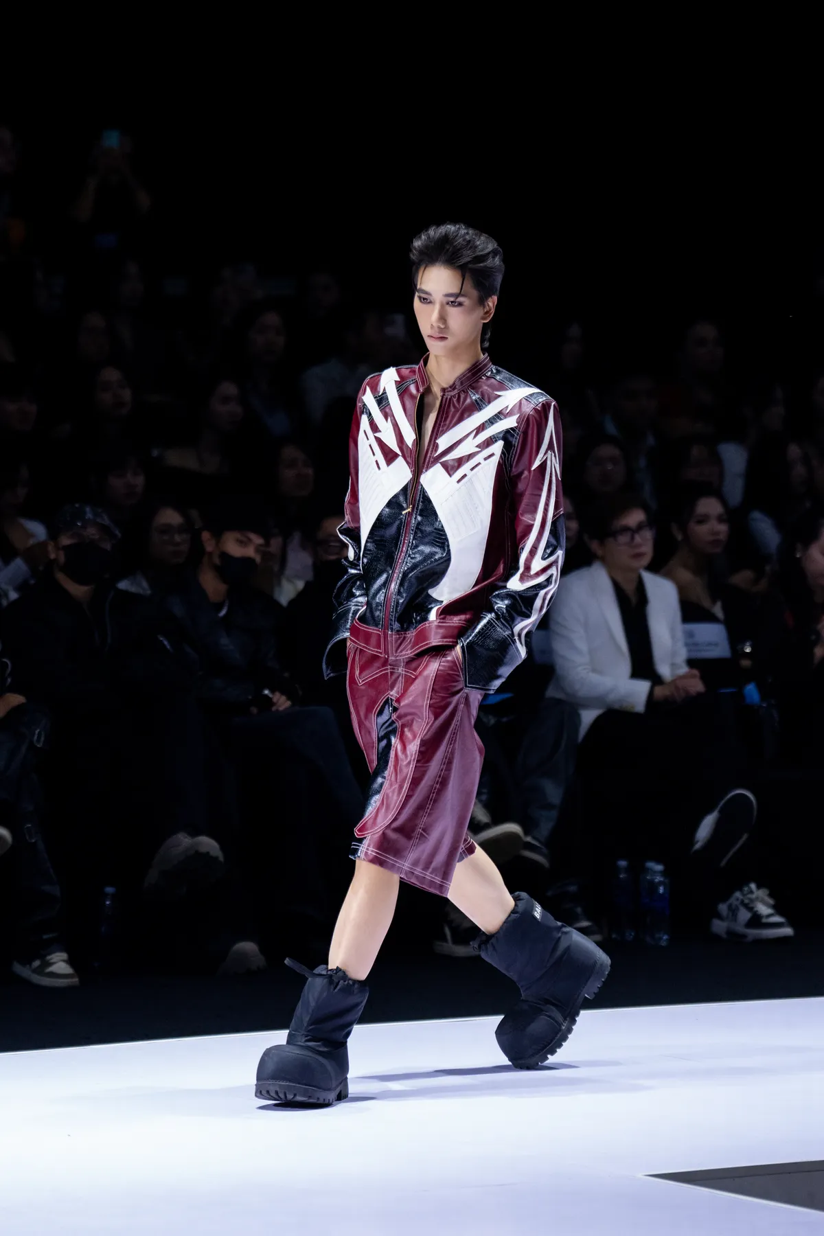 BST cá tính lấy cảm hứng từ văn hóa Đông Sơn tại Vietnam International Fashion Week 2025 - Ảnh 2.