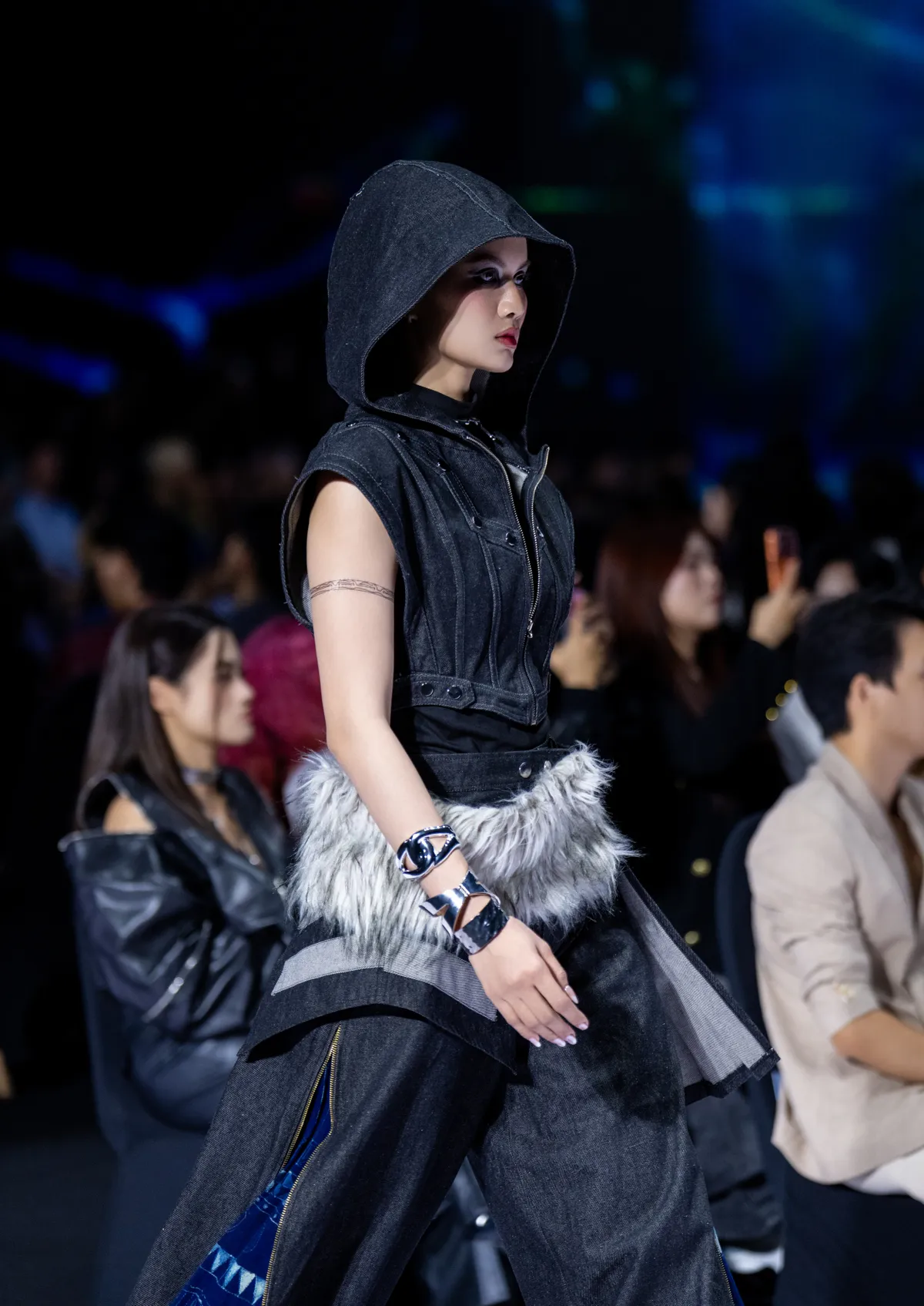 BST cá tính lấy cảm hứng từ văn hóa Đông Sơn tại Vietnam International Fashion Week 2025 - Ảnh 3.