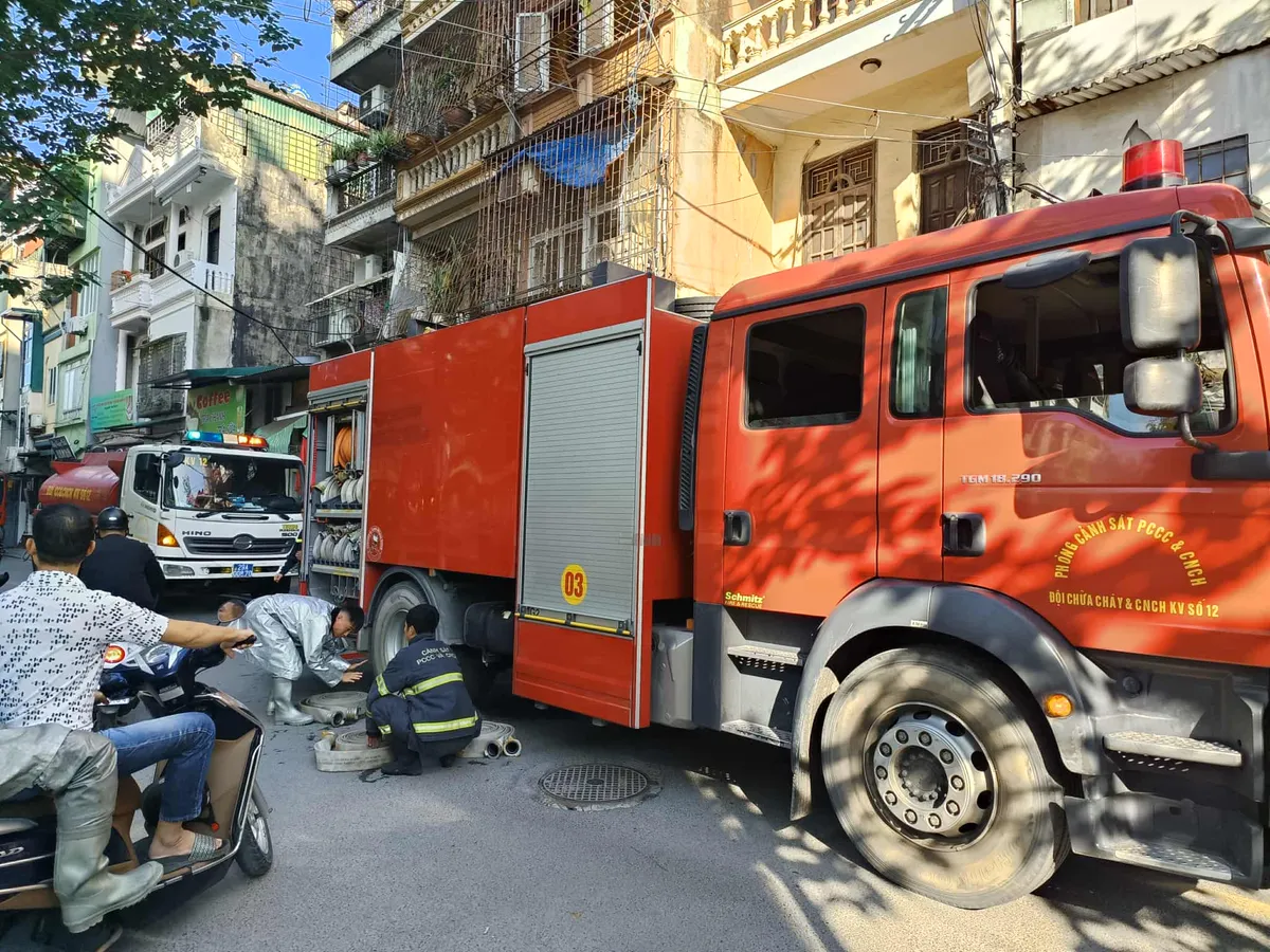 Hà Nội: Cháy nhà trong ngõ sâu trên phố Lĩnh Nam - Ảnh 2.