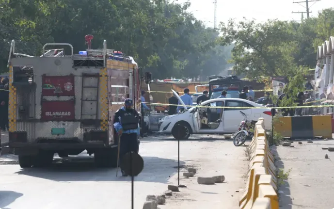 Lực lượng an ninh tại hiện trường vụ đánh bom bên ngoài tòa án ở thủ đô Islamabad, Pakistan (Ảnh: Anadolu/Getty Images)