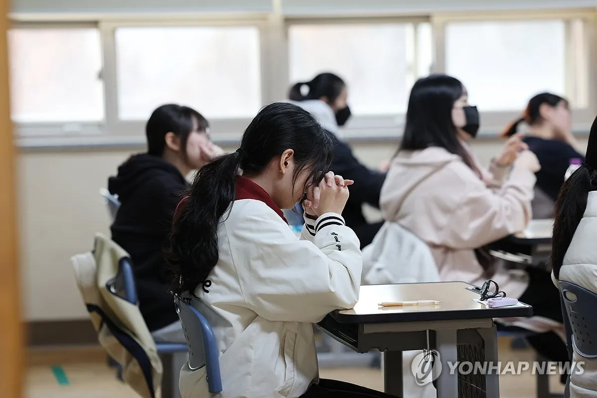 Trên 550.000 thí sinh bước vào kỳ thi tuyển sinh đại học, Hàn Quốc cấm các chuyến bay  - Ảnh 1.