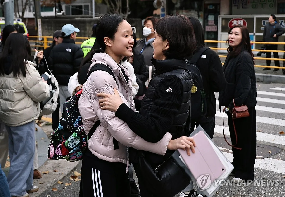 Trên 550.000 thí sinh bước vào kỳ thi tuyển sinh đại học, Hàn Quốc cấm các chuyến bay  - Ảnh 2.