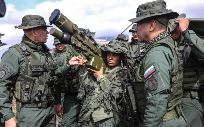 Bộ trưởng Quốc phòng Venezuela Vladimir Padrino Lopez (phải) quan sát một người lính cầm tên lửa trong một cuộc tập trận ở Caracas, ngày 12/11 (Ảnh: AFP/Yonhap)