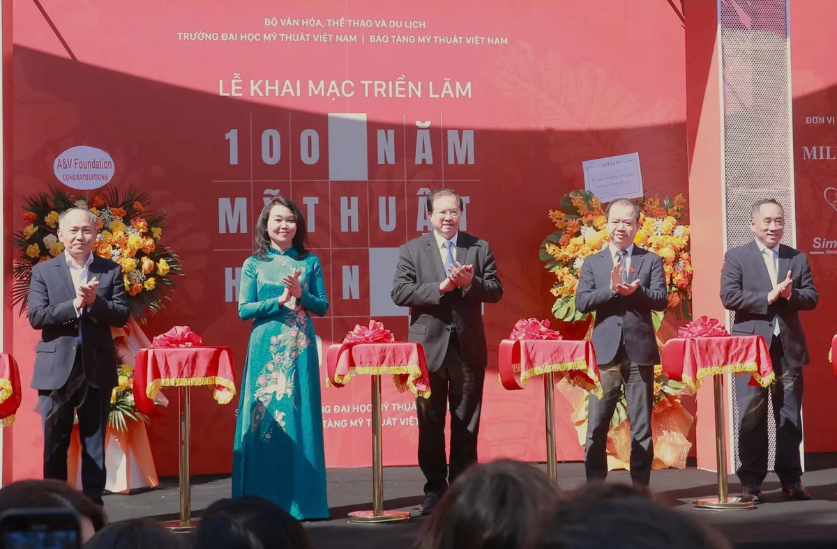 Hậu duệ họa sĩ Victor Tardieu xúc động tham dự triển lãm 100 năm Mỹ thuật hiện đại Việt Nam - Ảnh 1.